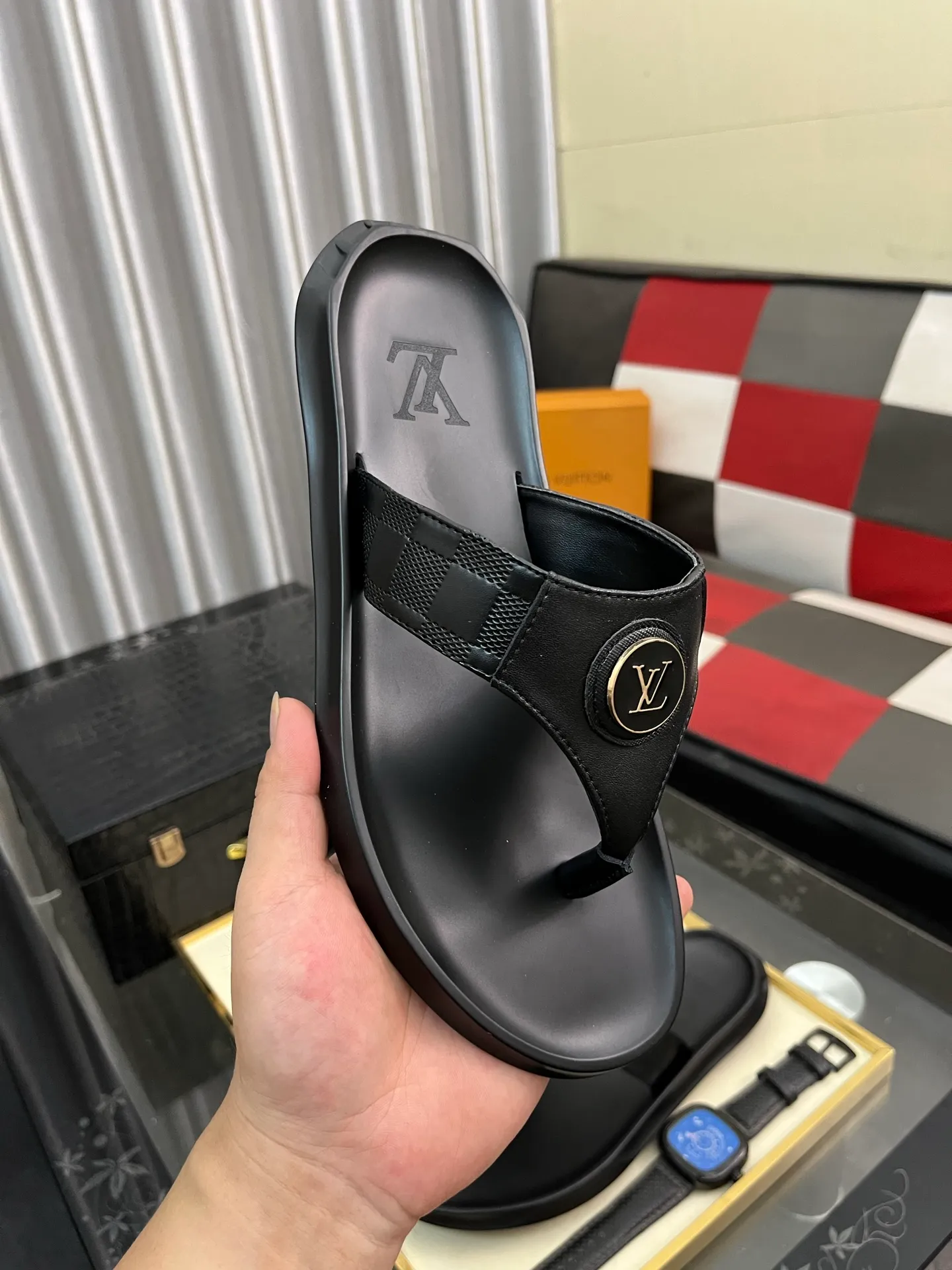 Men's shoes 💰260⌚️⌚️lv-Louis Vuitton) new men's sandals, high-end boutique, exquisite embossed logo decoration on the upper, fine workmanship, super soft soles, casual, loose and comfortable, a must-have in summer! \nsize: 38-443️⃣Colors available